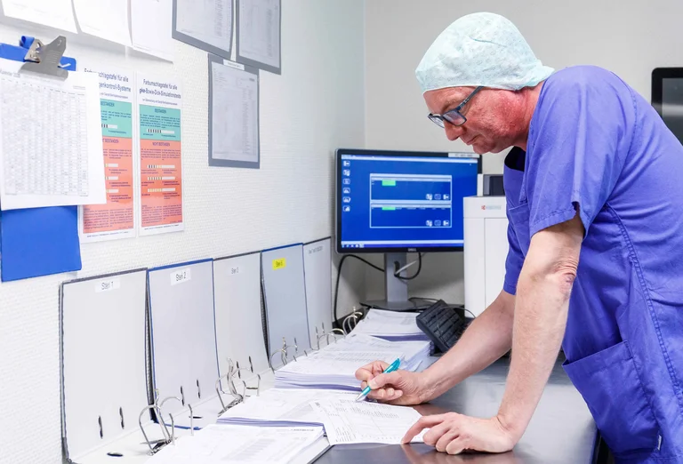 Andreas Wolf bei der Dokumentation