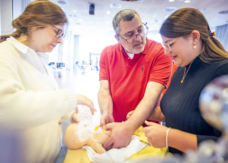 Weiterbildungsbefugnis: Ein Chefarzt erklärt Assistenzärztinnen etwas