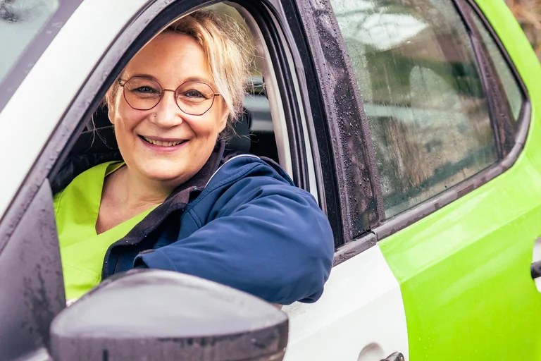 Eine Mitarbeiterin der ambulanten Pflege im Auto