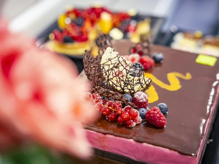 Besondere Werke wie dieser verzierte Kuchen werden vom Konditor für besondere Anlässe hergestellt.