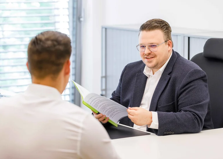 Pflegedienstleitung Andreas Kowalski im Bewerbungsgespräch