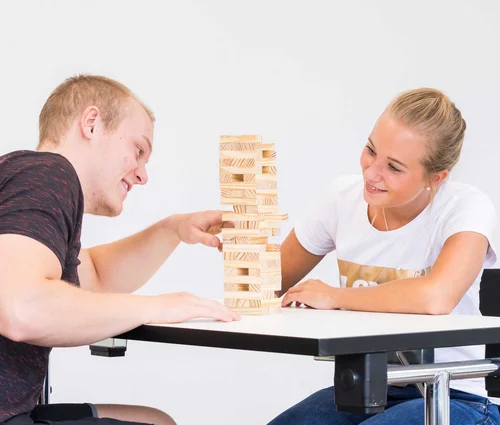 Ausbildung zum Ergotherapeuten: Mit Geschicklichkeitspielen wie hier im Bild mit einem Wackelturm, trainieren Ergotherapeuten Feinmotorik und Geschicklichkeit mit den Patienten. 