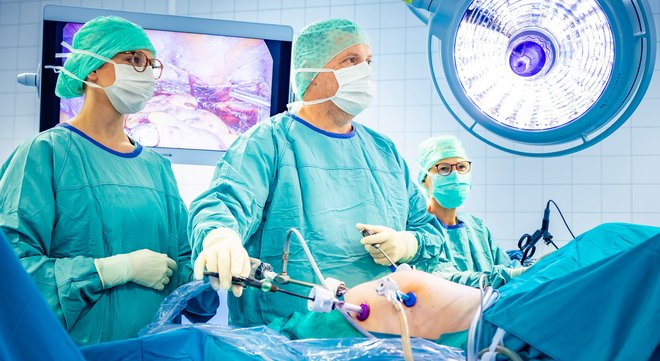 Prof. Dr. Sven Schiermeier führt eine minimal-invasive Operation durch