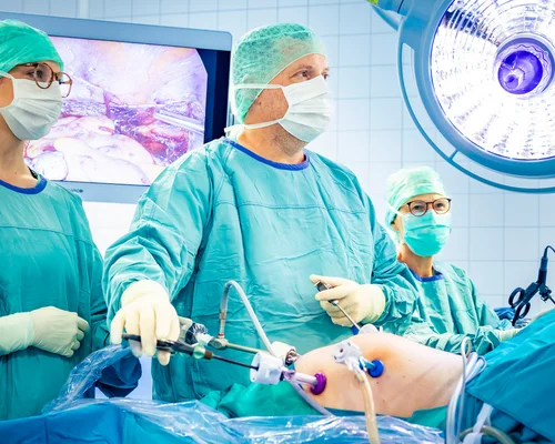 Prof. Dr. Sven Schiermeier führt eine minimal-invasive Operation durch