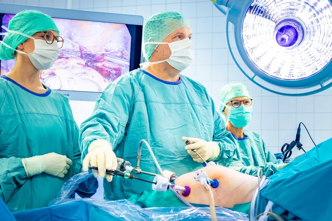 Prof. Dr. Sven Schiermeier führt eine minimal-invasive Operation durch