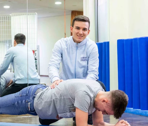 Eddi Imamovic: Sport- und Fitnesskaufmann bei Beratung im Fitnessstudio