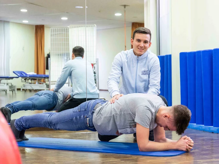 Eddi Imamovic: Sport- und Fitnesskaufmann bei Beratung im Fitnessstudio