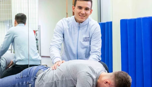 Eddi Imamovic: Sport- und Fitnesskaufmann bei Beratung im Fitnessstudio