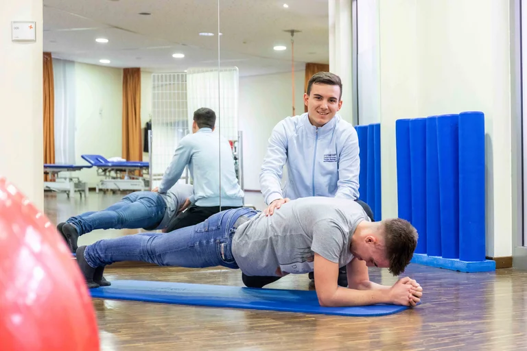 Eddi Imamovic: Sport- und Fitnesskaufmann bei Beratung im Fitnessstudio