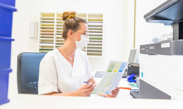 Mitarbeiterin im Team Zeitwunsch: Gina Schrankenmüller bei der Dokumentation