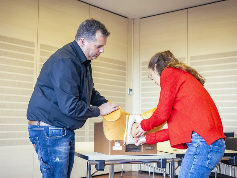 Ein Chefarzt erklärt einer Assistenzärztin etwas