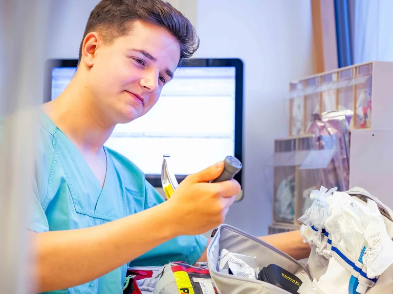  Nico Bartkowiak kontrolliert den Inhalt des Rea-Rucksack auf der Intensivstation