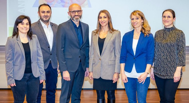 Dr. Panagiota Zgoura (3. v. r.) und Dr. Viktor Rempel (3. v. l.) sowie weitere Experten