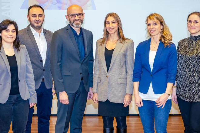 Dr. Panagiota Zgoura (3. v. r.) und Dr. Viktor Rempel (3. v. l.) sowie weitere Experten