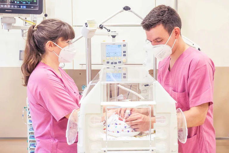 Gesundheits- und Kinderkrankenpfleger Felix bei der Vier-Hand-Pflege