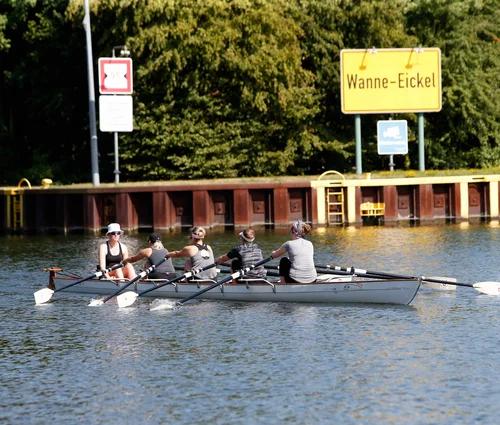 Hebammenschülerinnen beim Ruder-Training