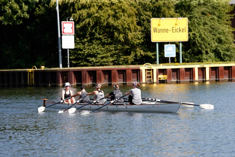 Hebammenschülerinnen beim Ruder-Training