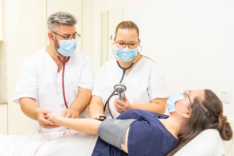 Michael Teerhöfer unterstützt die Auszubildenden in der Pflege