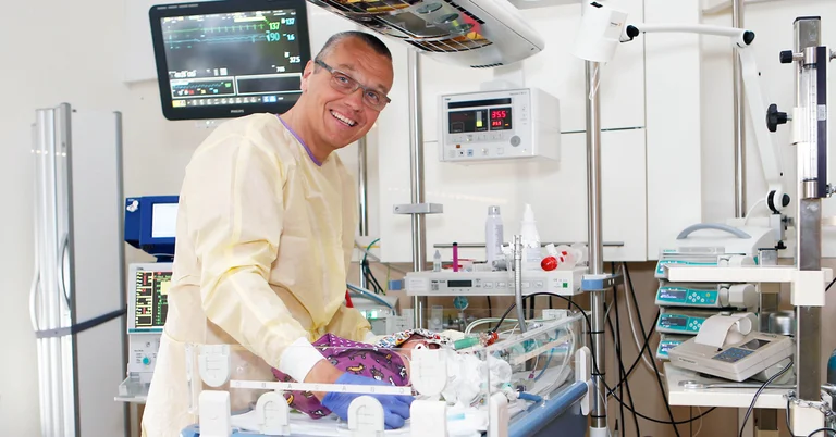 Pflegekraft auf der Kinderintensivstation