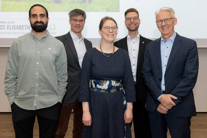 Prof. Dr. Rainer Wirth (rechts), Direktor der Klinik für Altersmedizin und Frührehabilitation des Marien Hospital Herne – Universitätsklinikum der Ruhr-Universität Bochum, und sein Team begrüßten die Teilnehmenden des „Geriatrie Update 2025“.