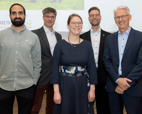 Prof. Dr. Rainer Wirth (rechts), Direktor der Klinik für Altersmedizin und Frührehabilitation des Marien Hospital Herne – Universitätsklinikum der Ruhr-Universität Bochum, und sein Team begrüßten die Teilnehmenden des „Geriatrie Update 2025“.
