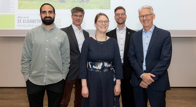 Prof. Dr. Rainer Wirth (rechts), Direktor der Klinik für Altersmedizin und Frührehabilitation des Marien Hospital Herne – Universitätsklinikum der Ruhr-Universität Bochum, und sein Team begrüßten die Teilnehmenden des „Geriatrie Update 2025“.