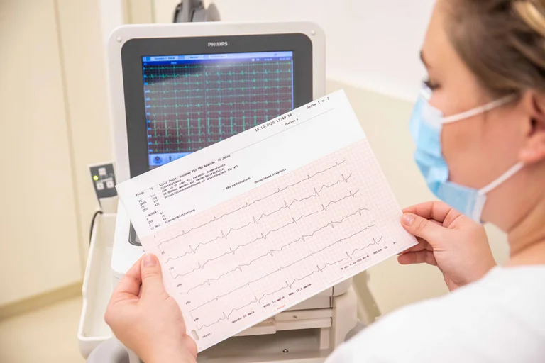 Sobald die Untersuchung abgeschlossen ist, werden die Ergebnisse sofort ausgedruckt und einem Arzt vorgelegt, der eine Diagnose stellt.