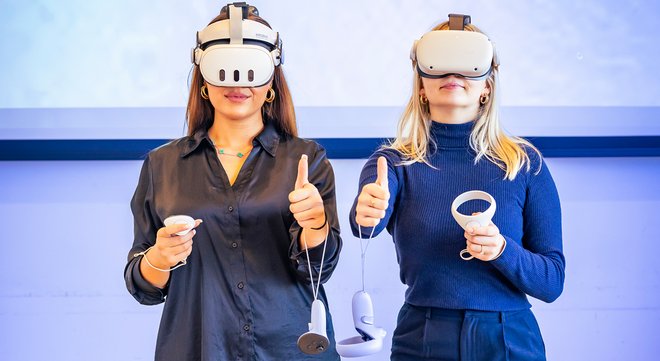 Zwei Auszubildende im Virtual-Reality-Unterricht