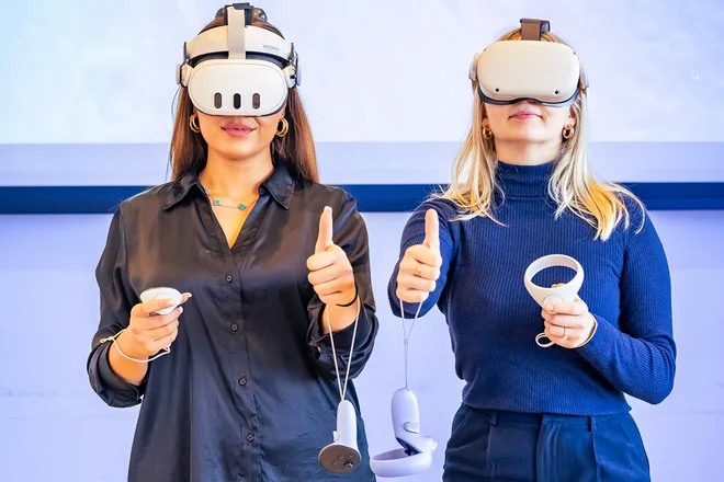 Zwei Auszubildende im Virtual-Reality-Unterricht
