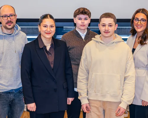 Die Auszubildenden der Pflegeschule der St. Elisabeth Gruppe freuen sich über ihr bestandenes Examen zur Pflegefachkraft.