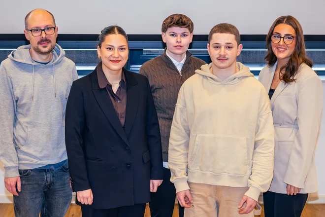 Die Auszubildenden der Pflegeschule der St. Elisabeth Gruppe freuen sich über ihr bestandenes Examen zur Pflegefachkraft.