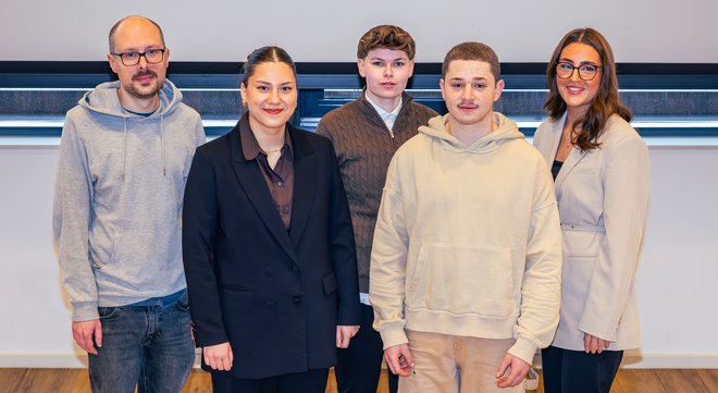 Die Auszubildenden der Pflegeschule der St. Elisabeth Gruppe freuen sich über ihr bestandenes Examen zur Pflegefachkraft.