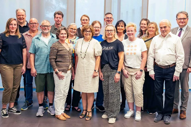 Dr. Peter W. Nyhuis (r.), Chefarzt und Ärztlicher Direktor, Dr. Beate Brieseck (hinten Mitte) und weitere Mitarbeitende des St. Marien Hospital Eickel verabschieden die Pilger der Jakobusreise.
