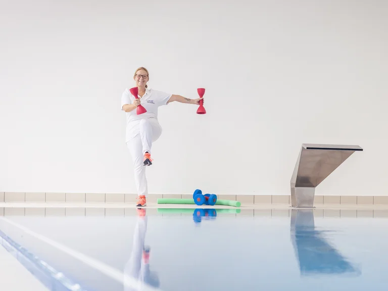 Masseurin und medizinische Bademeisterin Sabine Trostmann im Schwimmbad