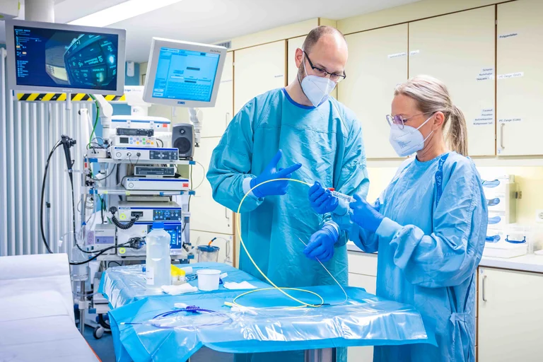 Durch seine Fachweiterbildung im Bereich Endoskopie kann Christian Schulte Auszubildende und Pflegekräfte in ihrer Arbeit anleiten.