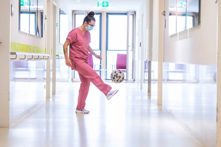 Fußball trifft Pflege - Eine perfekte Kombination