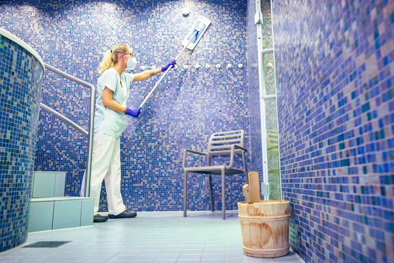 Bei der Schwimmbadreinigung wird nicht nur den Boden gereinigt, sondern auch die Wände.