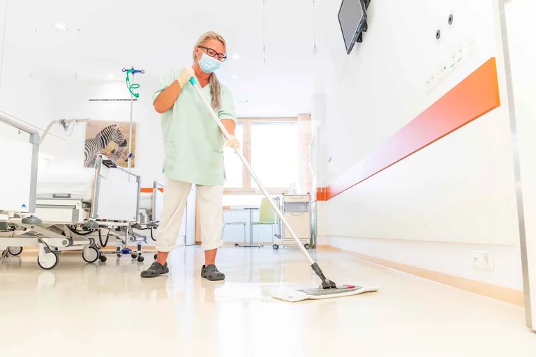 Carmen Putzig reinigt als Stationsreinigung Patientenzimmer.