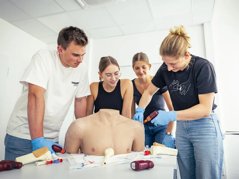 Studierende erlernen bei der Sommerakademie praktisches Wissen zur Behandlung von Patienten.