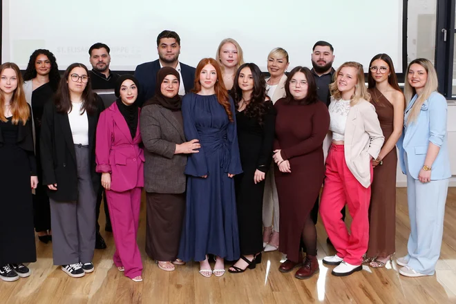 Gruppenfoto der frisch examinierten Auszubildenden