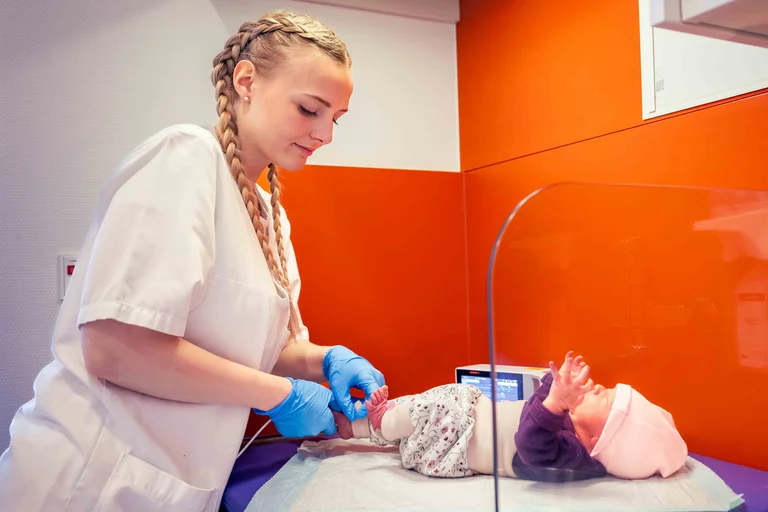 Teil der Pflegeausbildung: Die Arbeit mit Kindern