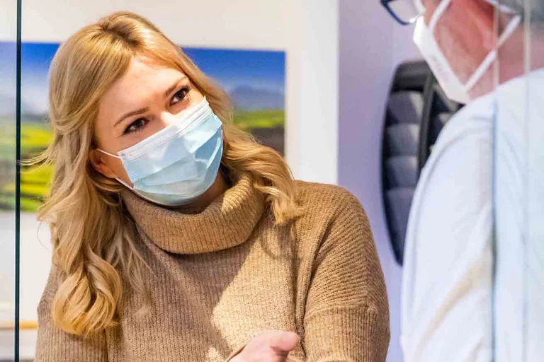 Mitarbeiterin der Gesamtpflegedienstleitung Jennifer Friedrich im Gespräch