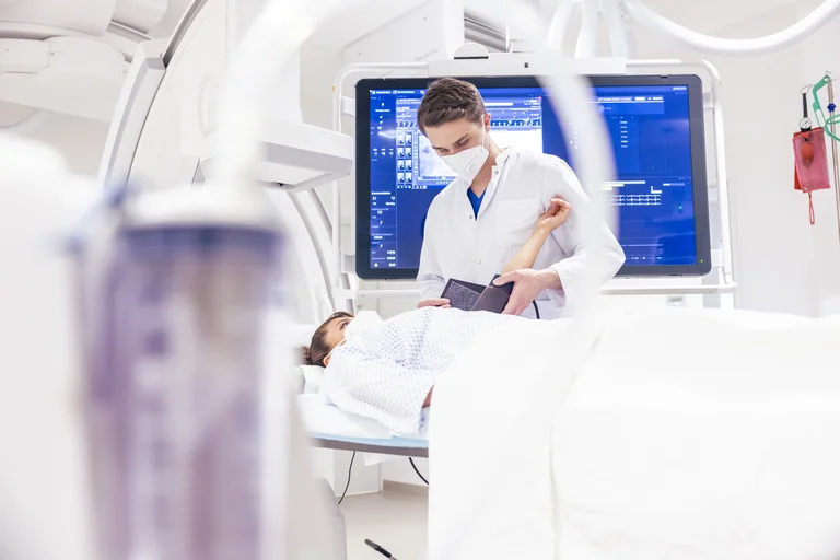 Assistenzarzt Innere Medizin im Herzkatheterlabor