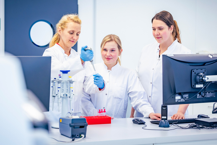 Das Team der Medizinischen Technologen rund um Katarina Steffen arbeitet im Labor eng zusammen und steht auch mit den Berufsgruppen im Krankenhaus wie Pflegekräften und Ärzten des Marien Hospital Herne im Austausch.