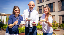 Die Leitung der Seniroreneinrichtung Widumer Höfe Jacek Michalak (Mitte) mit seinem Team auf dem Frühlingsfest der Einrichtung.